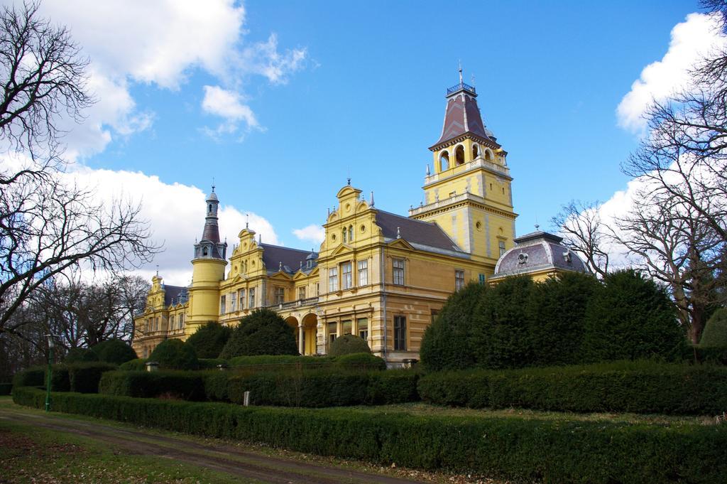 Deutsches Haus Hotel Szabadkigyos Exterior photo